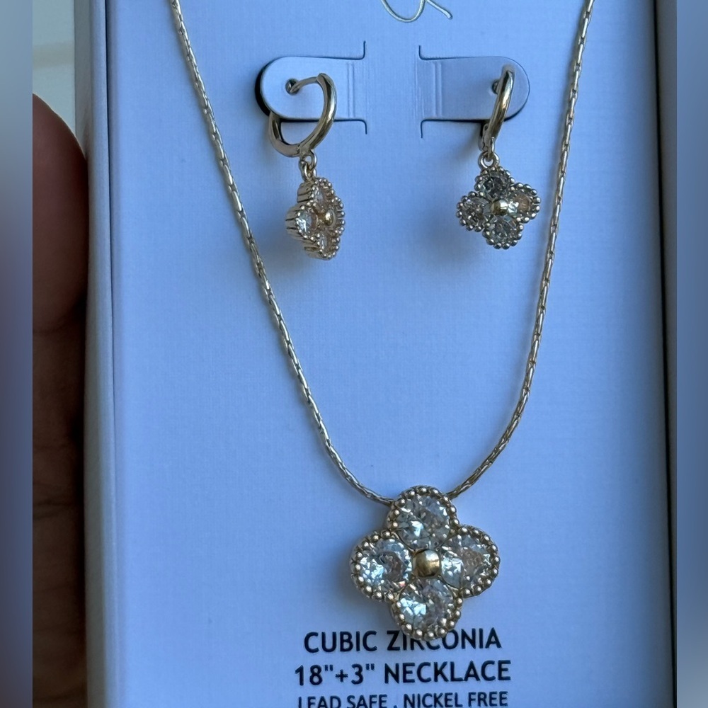 โจ Piper K Gold Flower Jewelry Set โ Cubic Zirconia Necklace & Earrings โจ - Picture 5 of 9